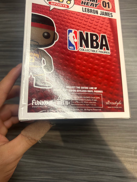 Funko POP! Sports: NBA - Lebron James (Cleveland)(Damaged Box) #01