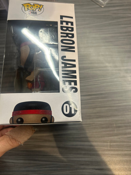 Funko POP! Sports: NBA - Lebron James (Cleveland)(Damaged Box) #01