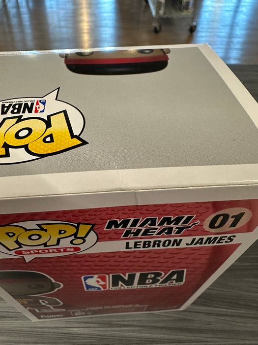 Funko POP! Sports: NBA - Lebron James (Cleveland)(Damaged Box) #01