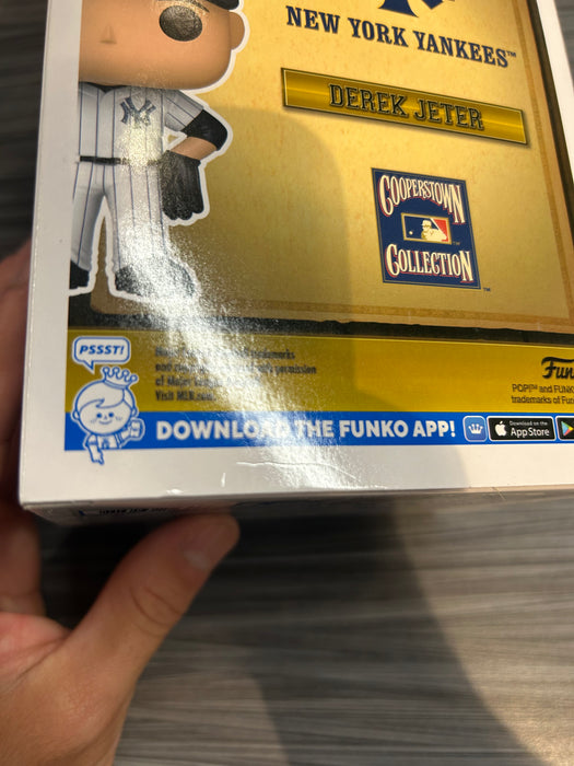 Funko POP! Sports Legends: NY - Derek Jeter (Funko)(CHASE)(Damaged Box) #11